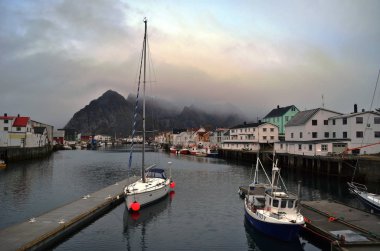Kuzey Norveç 'te bulutlu bir günde fevkalade küçük sessiz liman