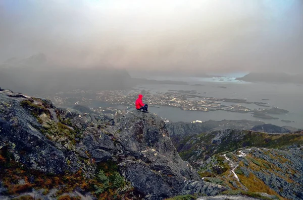 Dağların tepesinde kendi düşünceleri olan bir yürüyüşçü.