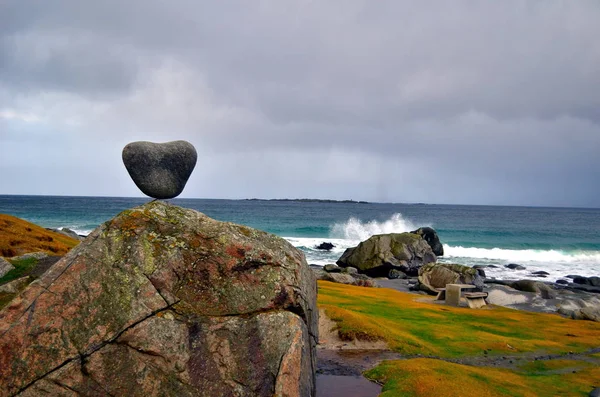 Stenigt Hjärta Håller Balansen Stranden — Stockfoto