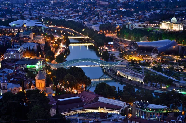 Tepenin tepesinden gece Tiflis manzarası