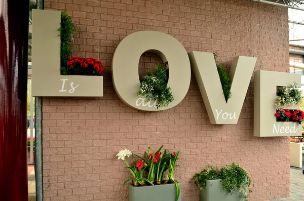 İhtiyacın olan tek şey duvarda aşk işareti.