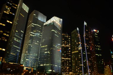 Singapur şehrinin silueti deniz kenarından yükseliyor.