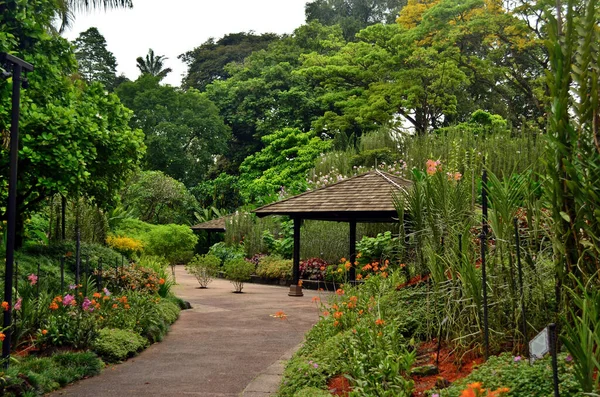 Garden Road Gazebos Flowers — Stock Photo, Image