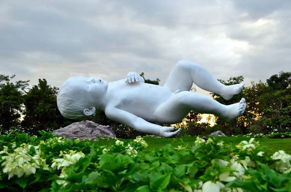 Singapur - 01: 04 2016: Koyun yanındaki Gardens 'ta Gezegen heykeli