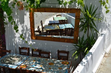 Aynaya yansıyan eski mozaik tablolar