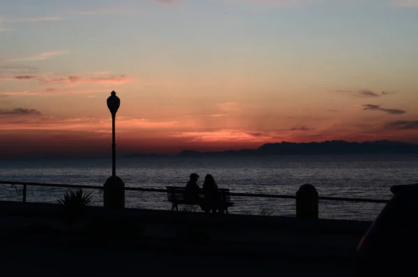 Silhueta Duas Pessoas Sentadas Banco Durante Pôr Sol — Fotografia de Stock