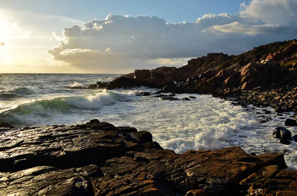Krásné Skalnaté Pobřeží Bráno Vlnami Při Západu Slunce — Stock fotografie