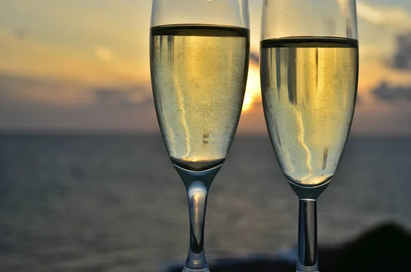 Two Glasses White Wine Sunset Background — Stock Photo, Image