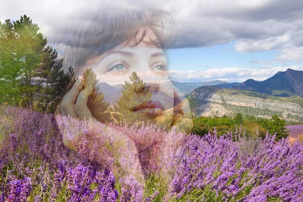 Junges schönes Modell im Lavendelfeld — Stockfoto