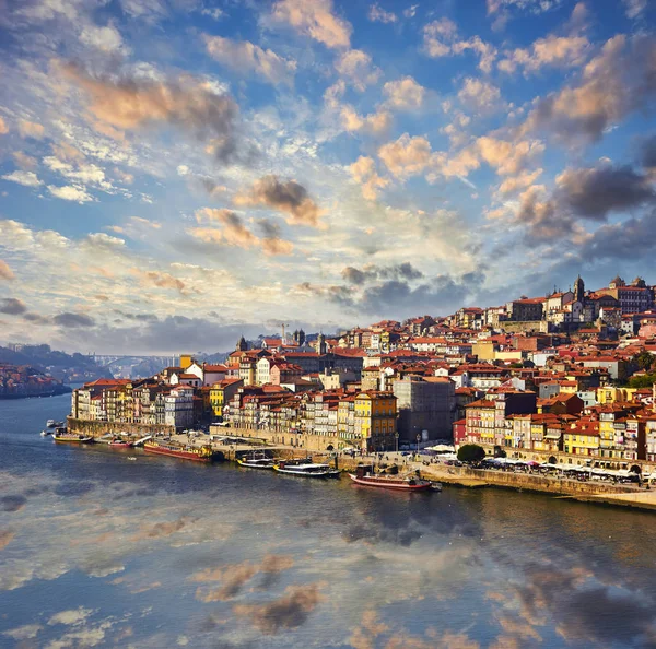 El río Duero y el centro histórico de Oporto — Foto de Stock