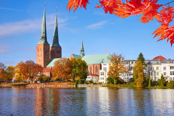 Lübecks gamla stan återspeglas i floden Trave, gamla stan, Tyskland — Stockfoto