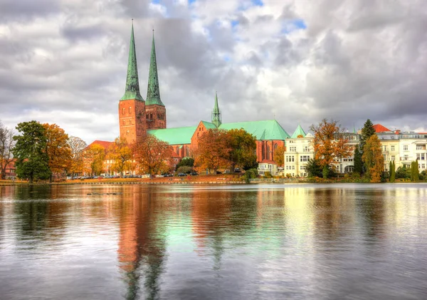 Lübeck, vackra gamla stan återspeglas i floden Trave, Tyskland — Stockfoto