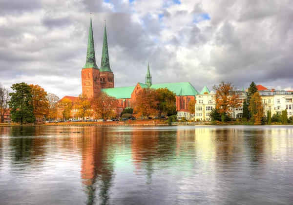 Lubecca, Bella città vecchia riflessa nel fiume Trave, Germania — Foto Stock