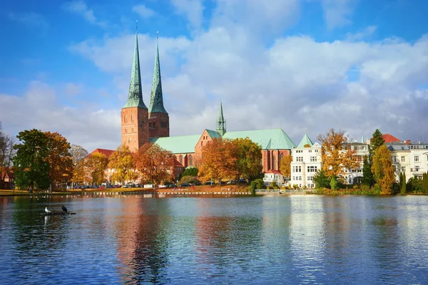 Lübecks gamla stan återspeglas i floden Trave, Tyskland — Stockfoto