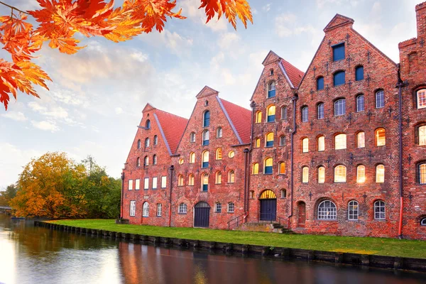 Smukke landskaber Salt varehuse i Lubeck natten, Tyskland - Stock-foto