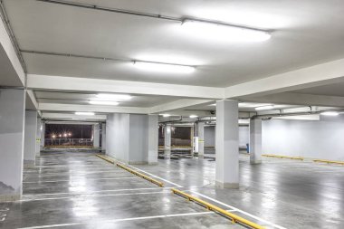 Boş yeraltı otoparkı