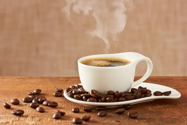 Xícara de café e pires em uma mesa de madeira — Fotografia de Stock