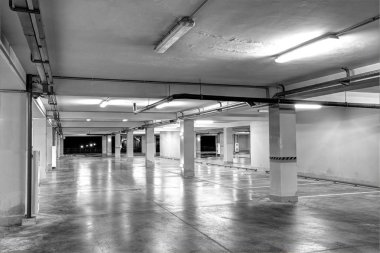 Boş yeraltı otoparkı