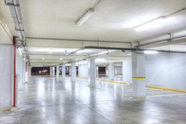 Boş yeraltı otoparkı