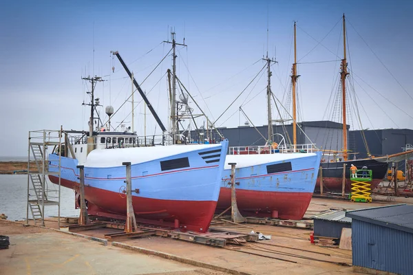 Zeilboot met werknemers in een bouwwerf wordt gerepareerd — Stockfoto