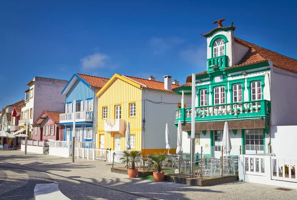 Barevné domy v Aveiro v letním dni, Portugalsko — Stock fotografie