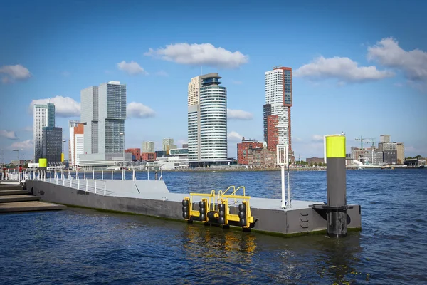 Muelle en el río Nieuwe Maas en Rotterdam, Países Bajos — Foto de Stock