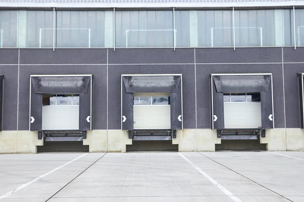 Muelle puertas de carga en gran almacén, exterior del edificio —  Fotos de Stock