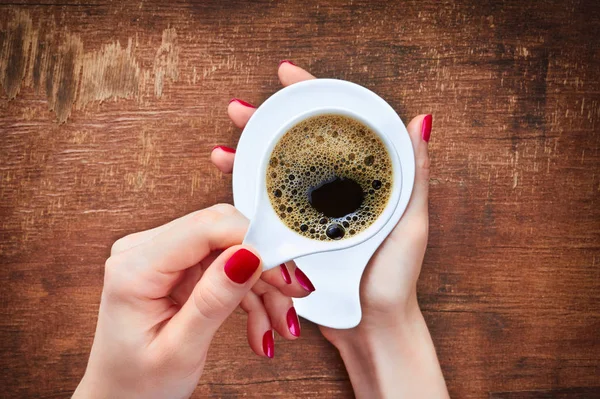 Woman holding hot cup of coffee — Stock Photo, Image