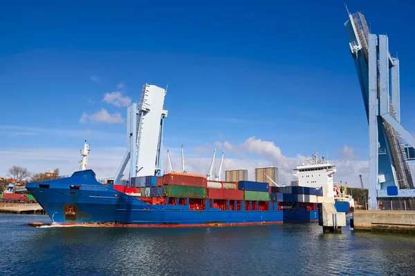Промышленное судно, идущее с открытого моста, Порту — стоковое фото