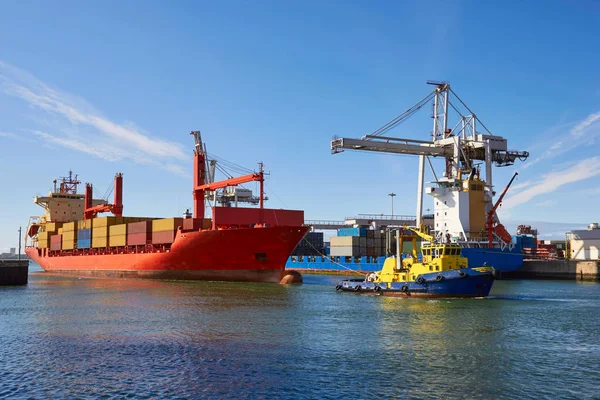 Industriële schip op zee gesleept door de sleepboot, Porto, Portugal — Stockfoto