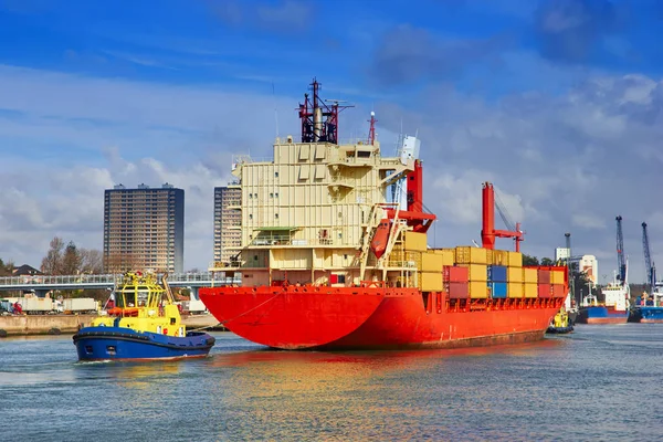 Tanker at sea towed by tug, Porto, Portugal — Stock Photo, Image