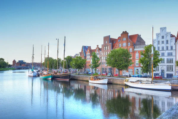 Orașul vechi luebeck la traversa râului — Fotografie, imagine de stoc