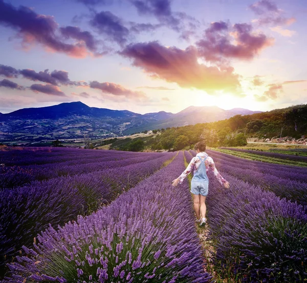 Hermosa joven en el día de verano en el campo de lavanda — Foto de Stock