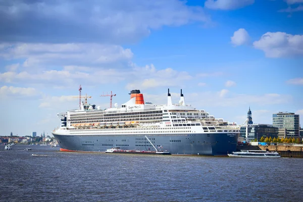 Hamburg, Almanya - 28 Eylül 2016: Queen Mary 2 kruvaziyer gemi — Stok fotoğraf