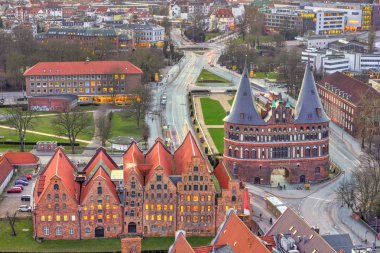 Holstentor geçit sırasında alacakaranlık, Lubeck, Almanya