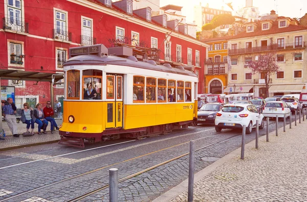 Lizbona, Portugalia - 15 Marzec 2017: Tramwaj (Eletrico) w dzielnicy Alfama, Li — Zdjęcie stockowe