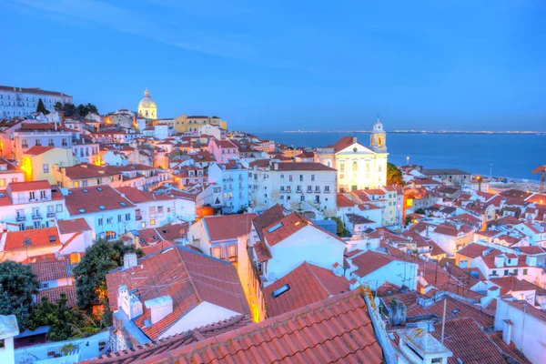 Mais antigo bairro da cidade, Alfama, Lisboa — Fotografia de Stock