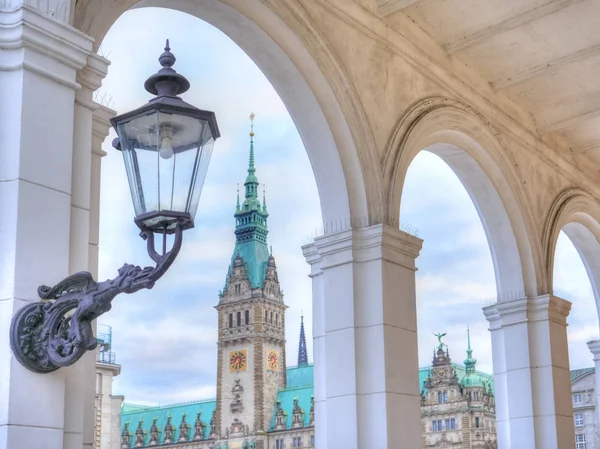 Old lamp on background with view of historic Hamburg town hall — Stock Photo, Image