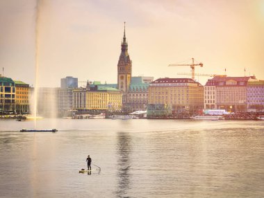 Hamburg, Almanya - 1 Nisan 2017: Panoramik göl wi