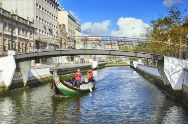 Aveiro, Portekiz - 21 Mart 2017: Geleneksel tekne ve turist
