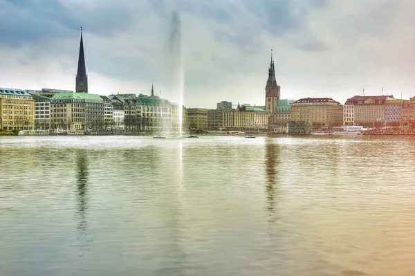 Lago con fontana e navi, centro di Amburgo, Germania — Foto Stock