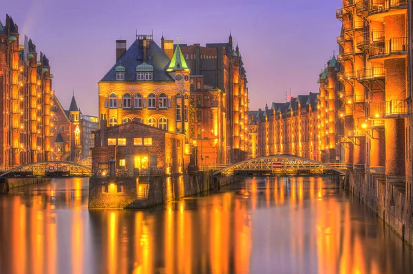 Tarihi Speicherstadt, akşam su kalede Hamburg, — Stok fotoğraf