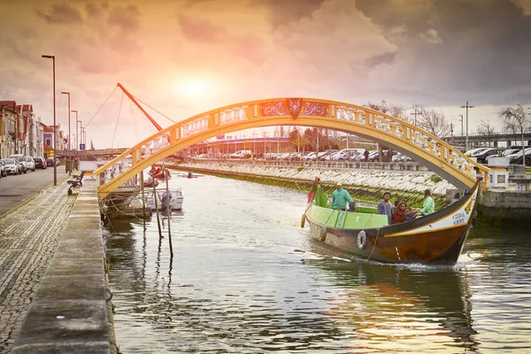 AVEIRO, PORTOGALLO - 21 MARZO 2017: Il fiume Vouga con ponte a — Foto Stock