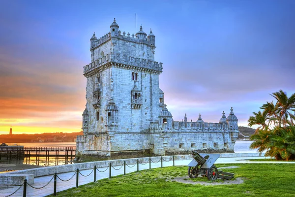 Hermosa vista al atardecer sobre la torre de Belem en Lisboa, Portugal — Foto de Stock
