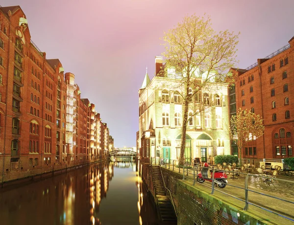 City canal, Speicherstadt in warehouse district at night, Hambur — Stock Photo, Image