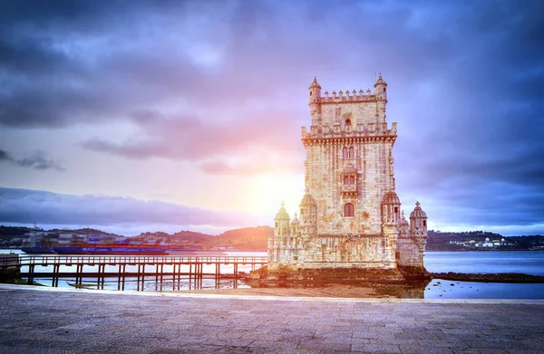Věž Belem při západu slunce v Lisabonu, Portugalsko — Stock fotografie