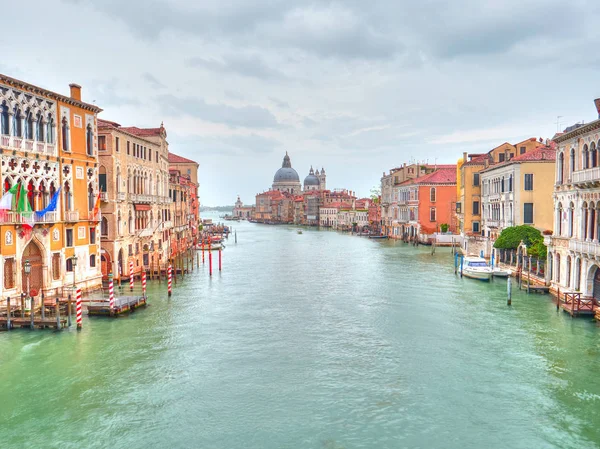 Canal Grande ile Basilica di Santa Maria della Salute arka planda, Venedik, İtalya — Stok fotoğraf