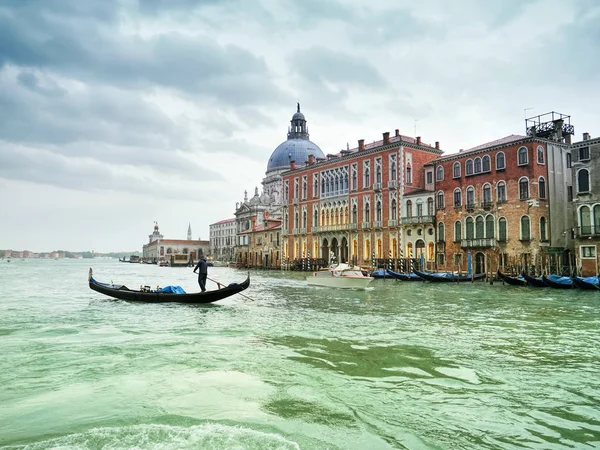 Canal Grande y góndola tradicional, Venecia, Italia — Foto de Stock