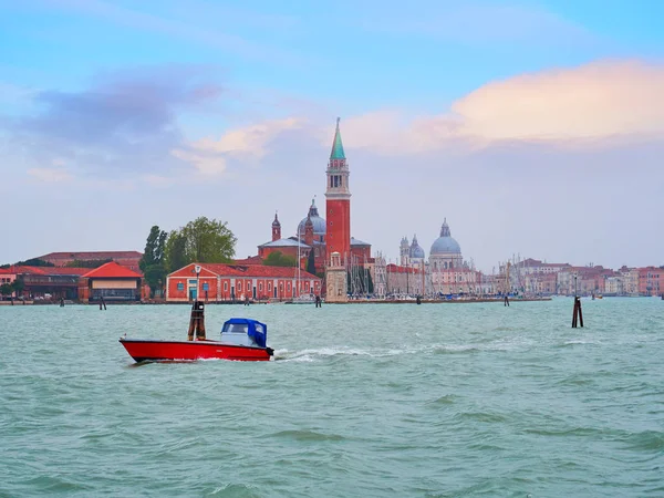 Isla de San Giorgio Maggiore y lancha motora en el canal de Venecia, Italia — Foto de Stock