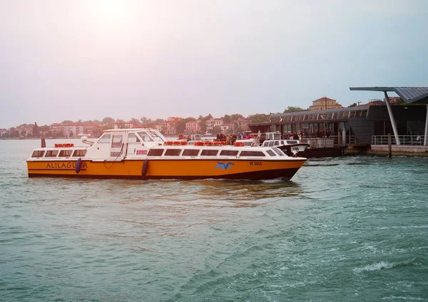 VENECIA, ITALIA - 27 DE ABRIL DE 2017: vista de autobuses acuáticos con turistas en las aguas de Venecia, Italia el 27 de abril de 2017 — Foto de Stock